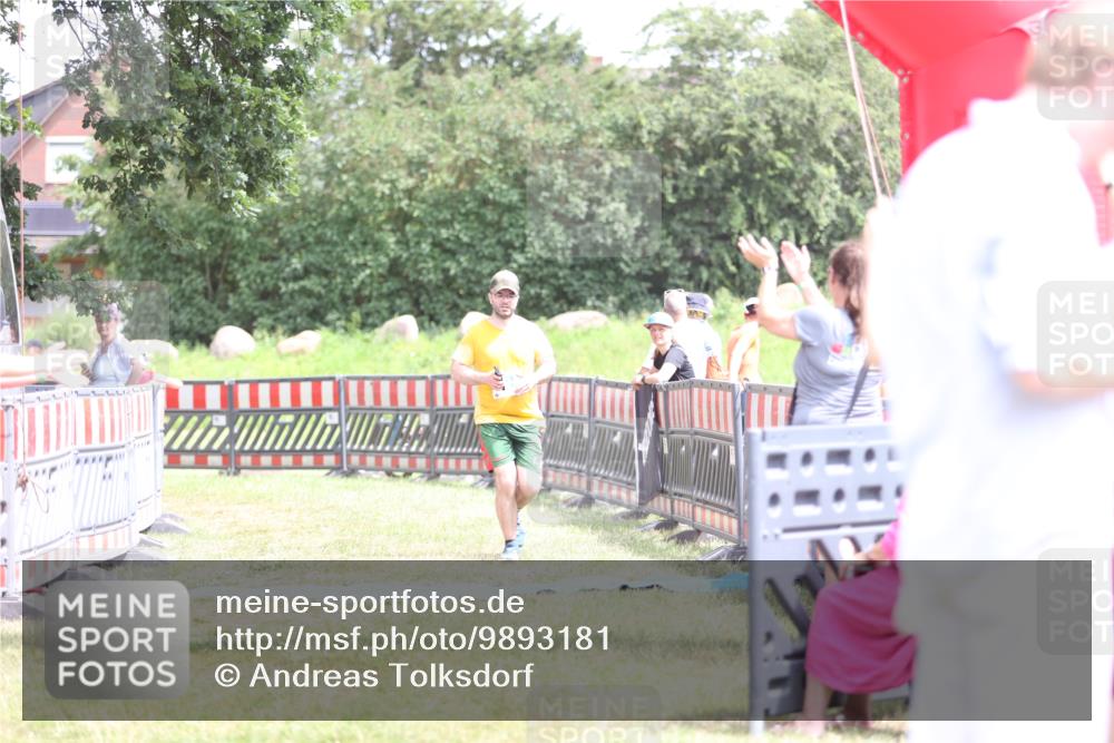 21.06.2026 - 29. Vierlanden-Triathlon Andreas Tolksdorf http://msf.ph/oto/9893181 21.06.2026 14:01:41 Ziel 894, 894 meine-sportfotos.de
