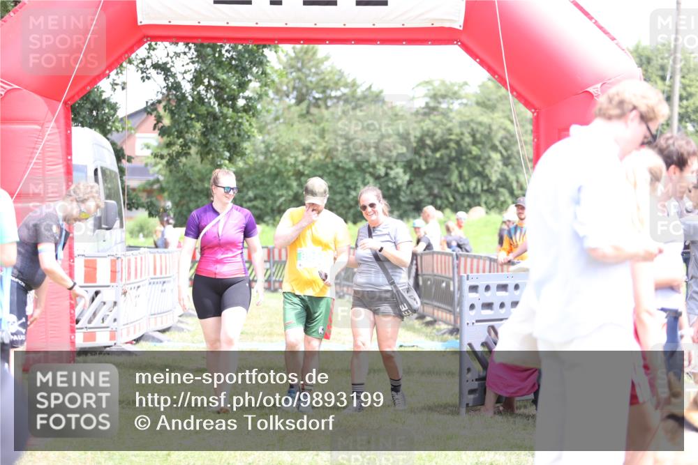 21.06.2026 - 29. Vierlanden-Triathlon Andreas Tolksdorf http://msf.ph/oto/9893199 21.06.2026 14:01:45 Ziel 894, 894 meine-sportfotos.de