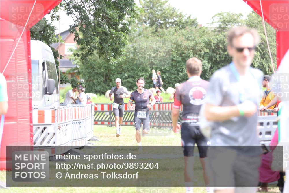 21.06.2026 - 29. Vierlanden-Triathlon Andreas Tolksdorf http://msf.ph/oto/9893204 21.06.2026 14:02:04 Ziel 632, 1075, 632, 1075 meine-sportfotos.de