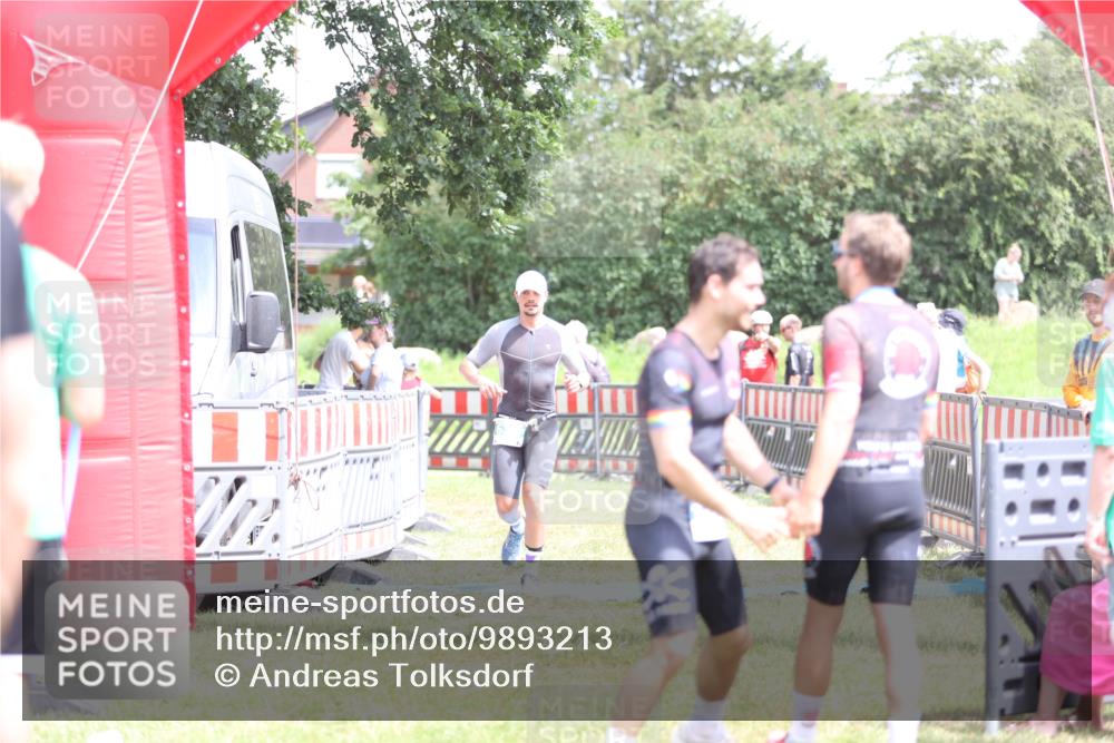 21.06.2026 - 29. Vierlanden-Triathlon Andreas Tolksdorf http://msf.ph/oto/9893213 21.06.2026 14:02:07 Ziel 632, 1075, 632, 1075 meine-sportfotos.de