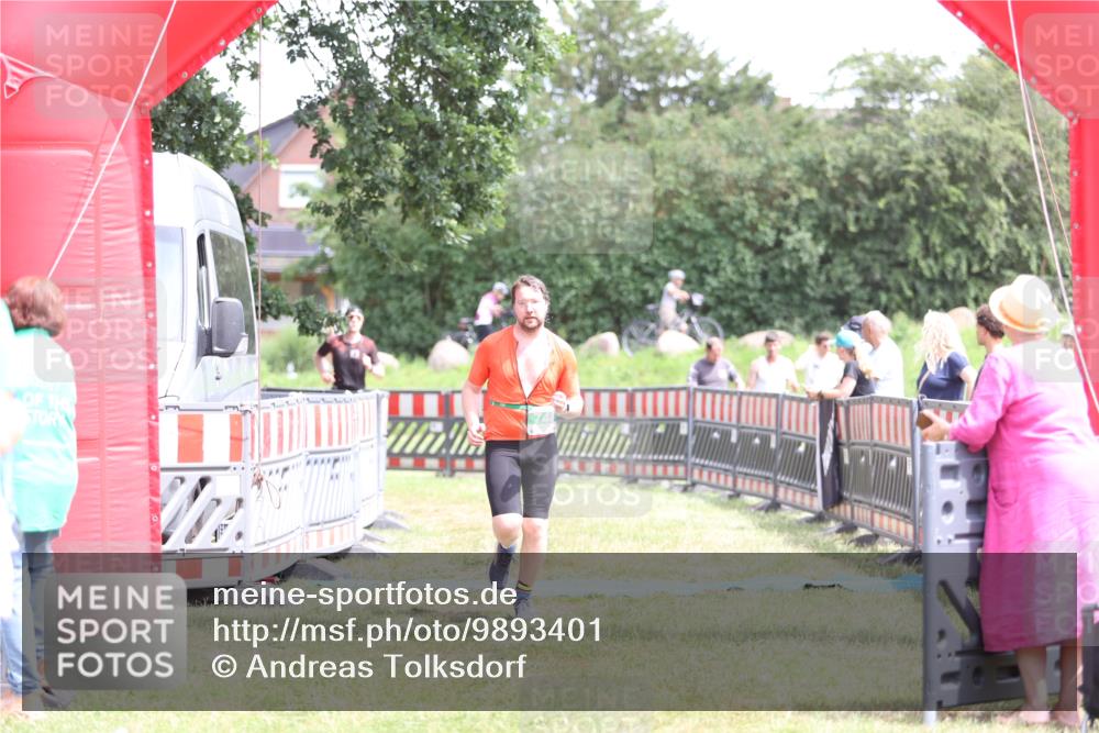 21.06.2026 - 29. Vierlanden-Triathlon Andreas Tolksdorf http://msf.ph/oto/9893401 21.06.2026 14:06:34 Ziel 748, 1073, 748, 1073 meine-sportfotos.de