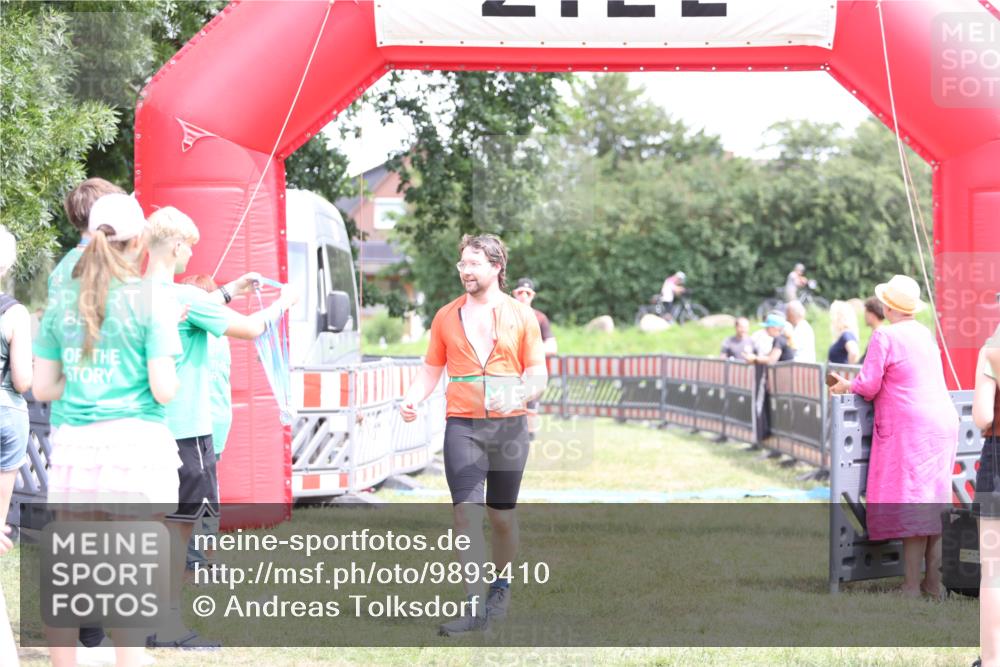 21.06.2026 - 29. Vierlanden-Triathlon Andreas Tolksdorf http://msf.ph/oto/9893410 21.06.2026 14:06:37 Ziel 748, 1073, 748, 1073 meine-sportfotos.de