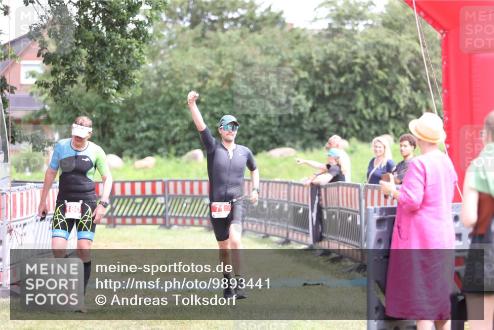 21.06.2026 - 29. Vierlanden-Triathlon Andreas Tolksdorf http://msf.ph/oto/9893441 21.06.2026 14:06:55 Ziel 71, 1057, 71, 1057 meine-sportfotos.de