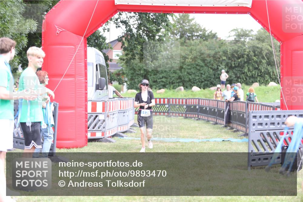 21.06.2026 - 29. Vierlanden-Triathlon Andreas Tolksdorf http://msf.ph/oto/9893470 21.06.2026 14:09:16 Ziel 243, 1126, 243, 1126 meine-sportfotos.de