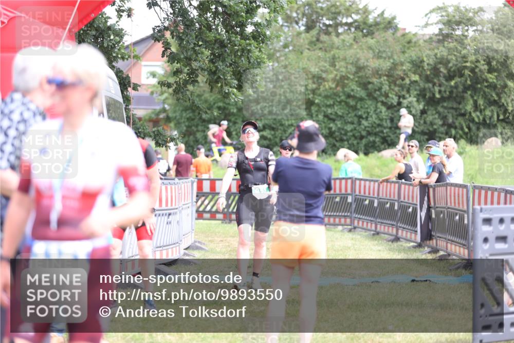 21.06.2026 - 29. Vierlanden-Triathlon Andreas Tolksdorf http://msf.ph/oto/9893550 21.06.2026 14:12:11 Ziel 48, 1083, 48, 1083 meine-sportfotos.de