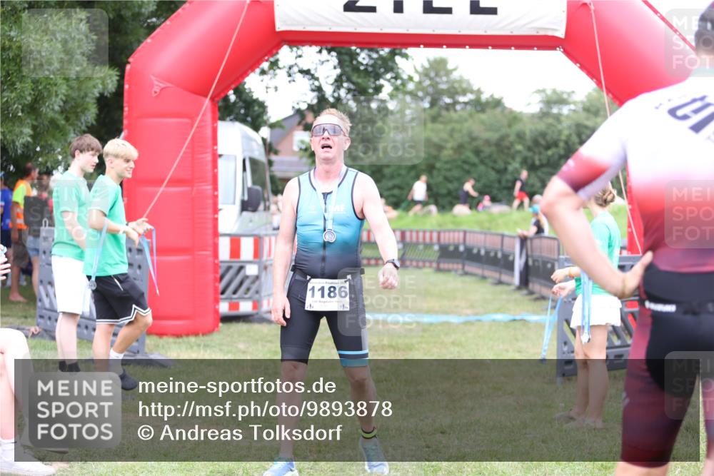 21.06.2026 - 29. Vierlanden-Triathlon Andreas Tolksdorf http://msf.ph/oto/9893878 21.06.2026 14:29:54 Ziel 1152, 1152 meine-sportfotos.de