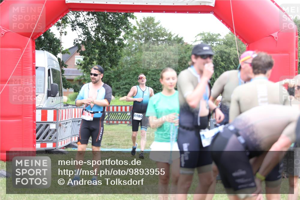 21.06.2026 - 29. Vierlanden-Triathlon Andreas Tolksdorf http://msf.ph/oto/9893955 21.06.2026 14:30:54 Ziel 1180, 1180 meine-sportfotos.de