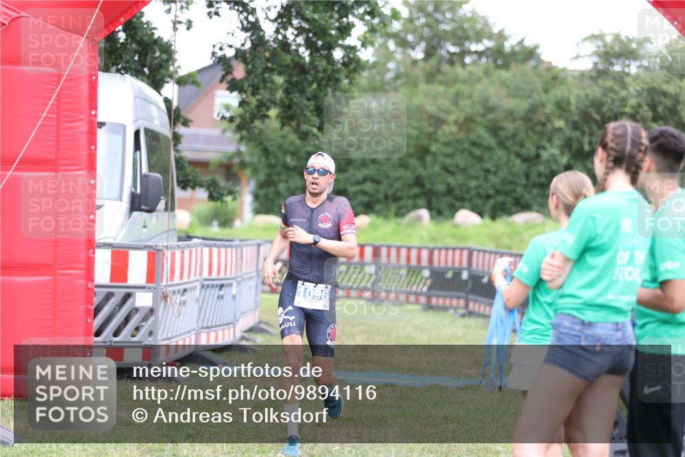 21.06.2026 - 29. Vierlanden-Triathlon Andreas Tolksdorf http://msf.ph/oto/9894116 21.06.2026 14:35:45 Ziel 1096, 1096 meine-sportfotos.de