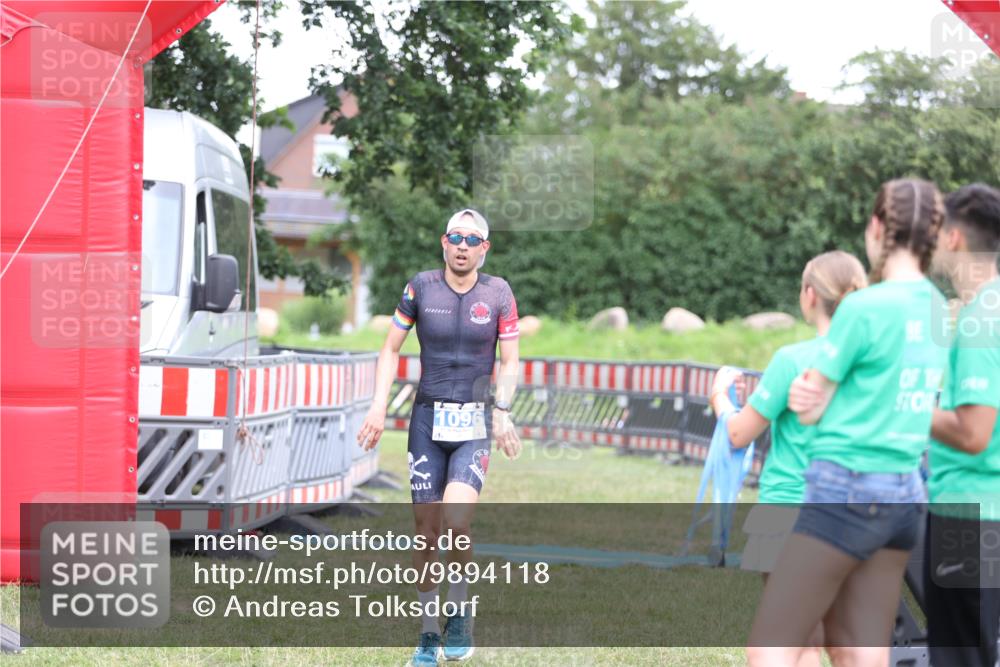 21.06.2026 - 29. Vierlanden-Triathlon Andreas Tolksdorf http://msf.ph/oto/9894118 21.06.2026 14:35:46 Ziel 1096, 1096 meine-sportfotos.de