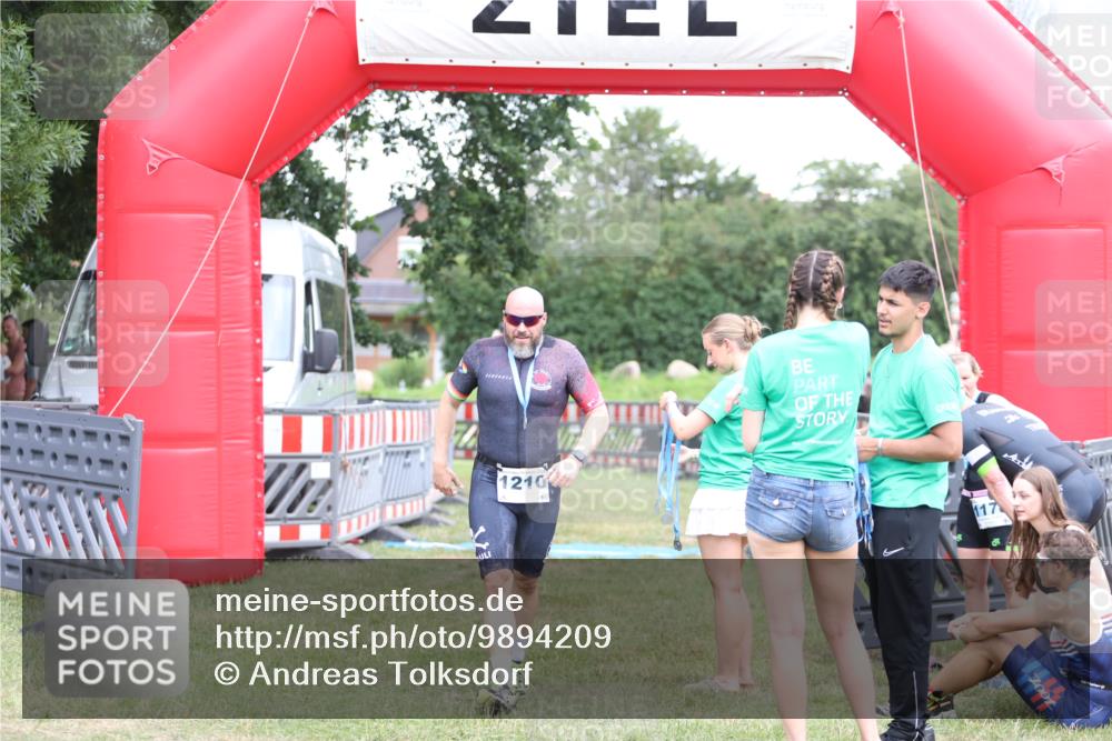 21.06.2026 - 29. Vierlanden-Triathlon Andreas Tolksdorf http://msf.ph/oto/9894209 21.06.2026 14:37:27 Ziel  meine-sportfotos.de