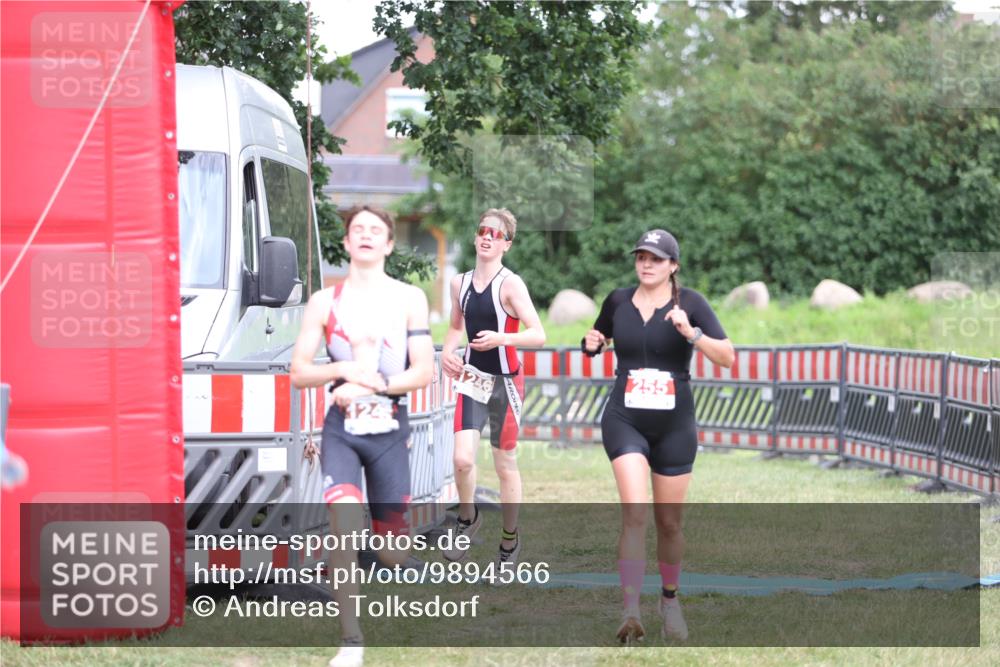 21.06.2026 - 29. Vierlanden-Triathlon Andreas Tolksdorf http://msf.ph/oto/9894566 21.06.2026 15:05:06 Ziel 255, 1245, 1246, 255, 1245, 1246 meine-sportfotos.de