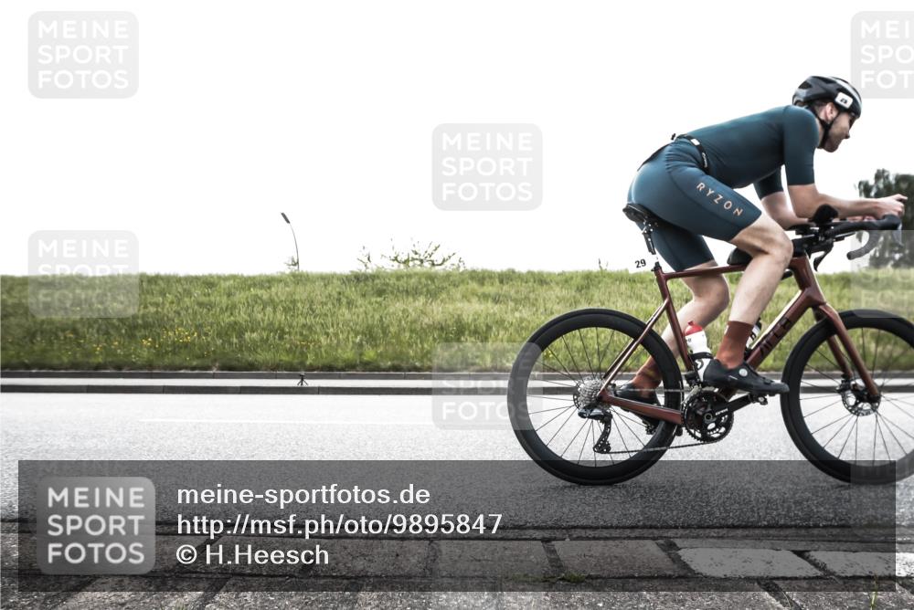 21.06.2026 - 29. Vierlanden-Triathlon H.Heesch http://msf.ph/oto/9895847 21.06.2026 10:48:39 Radfahren 29, 171, 210, 270, 477, 1354 meine-sportfotos.de