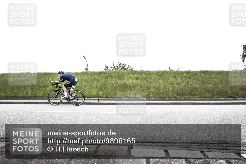 21.06.2026 - 29. Vierlanden-Triathlon H.Heesch http://msf.ph/oto/9896165 21.06.2026 09:45:04 Radfahren 24, 30, 284 meine-sportfotos.de