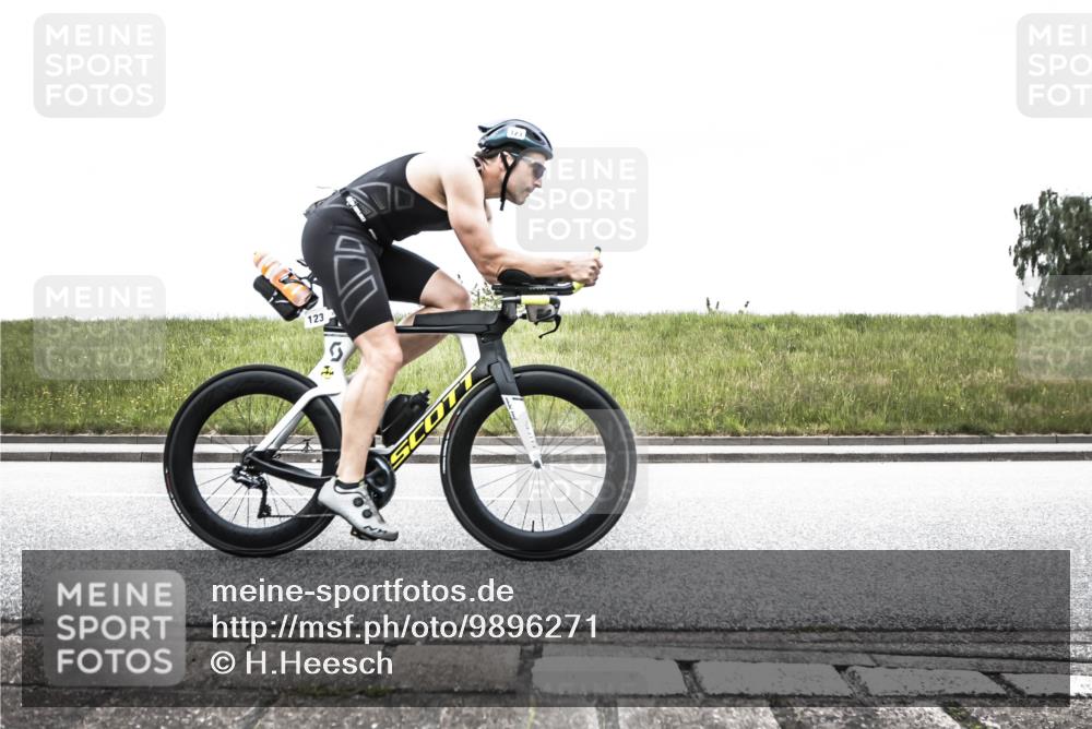 21.06.2026 - 29. Vierlanden-Triathlon H.Heesch http://msf.ph/oto/9896271 21.06.2026 09:50:15 Radfahren 31, 37, 93, 123, 1354 meine-sportfotos.de