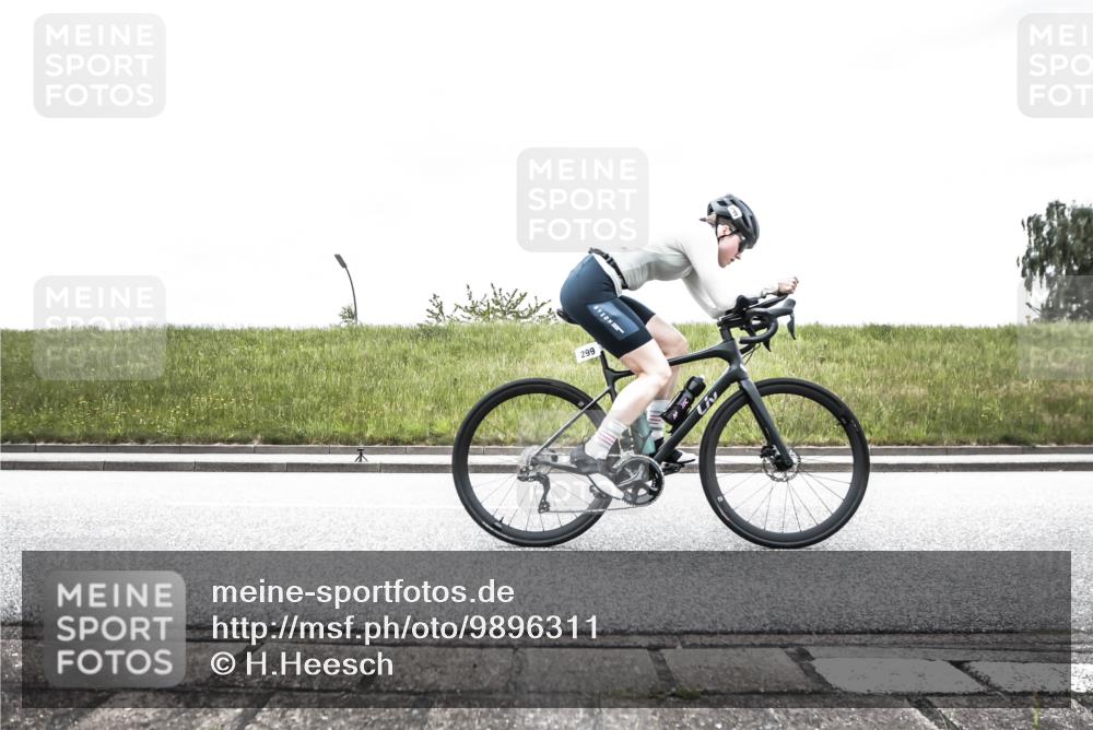 21.06.2026 - 29. Vierlanden-Triathlon H.Heesch http://msf.ph/oto/9896311 21.06.2026 09:53:08 Radfahren 24, 265, 280, 299 meine-sportfotos.de