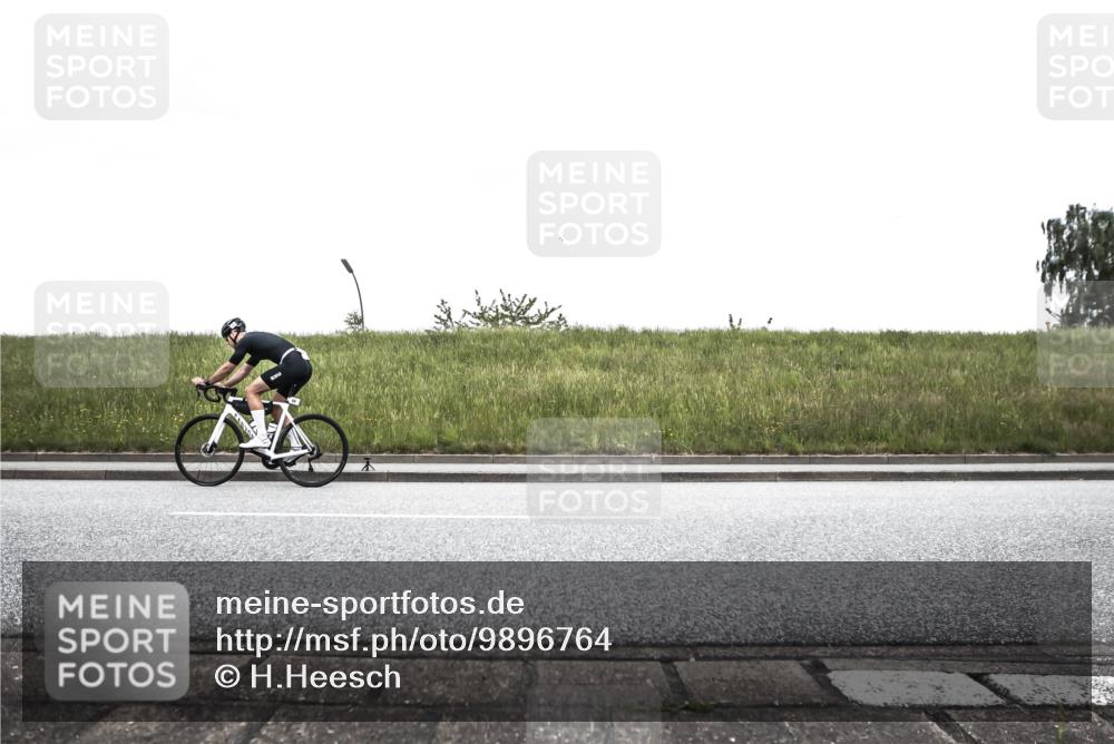 21.06.2026 - 29. Vierlanden-Triathlon H.Heesch http://msf.ph/oto/9896764 21.06.2026 10:10:01 Radfahren 29, 69, 309 meine-sportfotos.de
