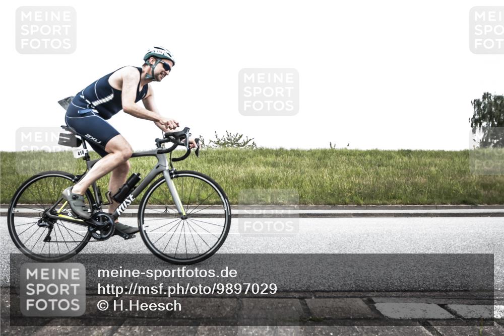 21.06.2026 - 29. Vierlanden-Triathlon H.Heesch http://msf.ph/oto/9897029 21.06.2026 10:15:57 Radfahren 212, 394, 410 meine-sportfotos.de