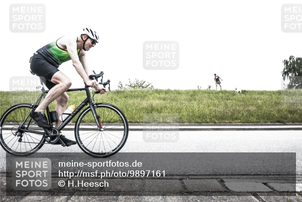 21.06.2026 - 29. Vierlanden-Triathlon H.Heesch http://msf.ph/oto/9897161 21.06.2026 10:22:28 Radfahren 70, 126, 138, 423, 461 meine-sportfotos.de