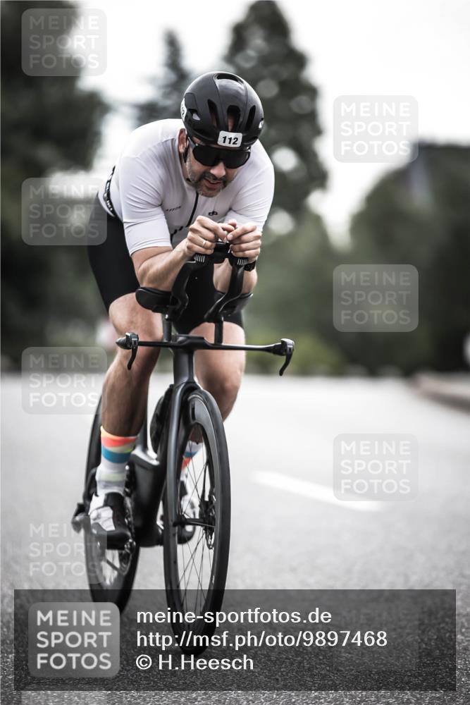 21.06.2026 - 29. Vierlanden-Triathlon H.Heesch http://msf.ph/oto/9897468 21.06.2026 09:28:07 Radfahren 112, 122 meine-sportfotos.de