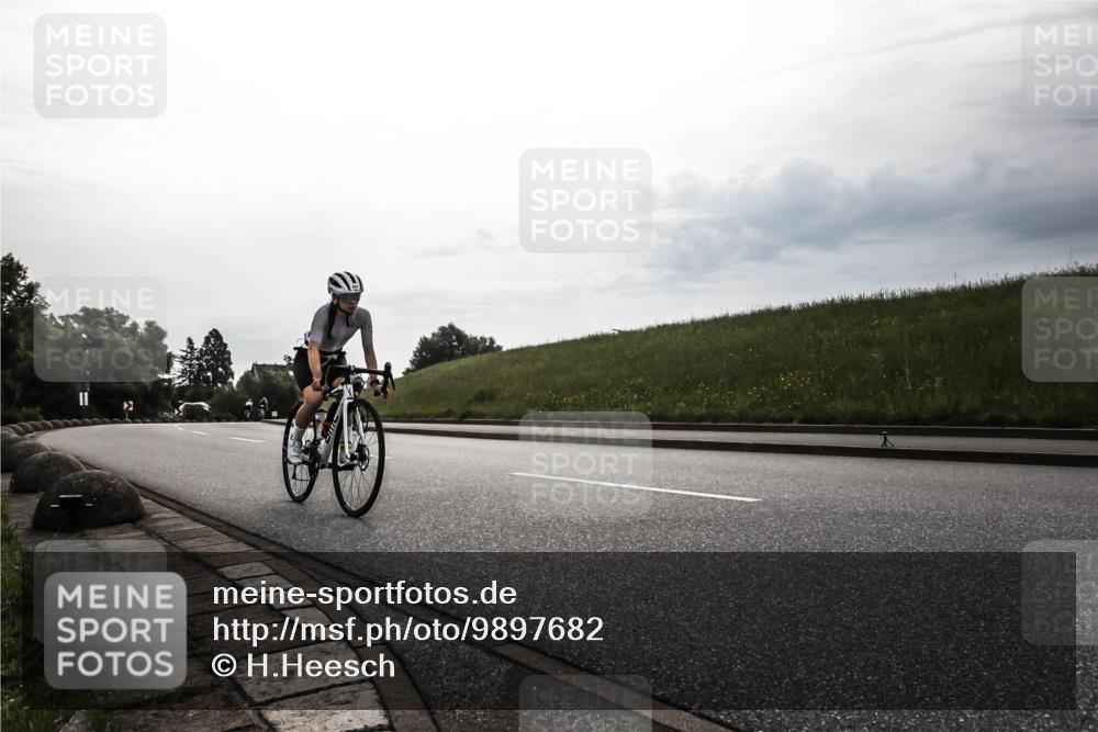 21.06.2026 - 29. Vierlanden-Triathlon H.Heesch http://msf.ph/oto/9897682 21.06.2026 09:21:11 Radfahren 13, 88, 257 meine-sportfotos.de