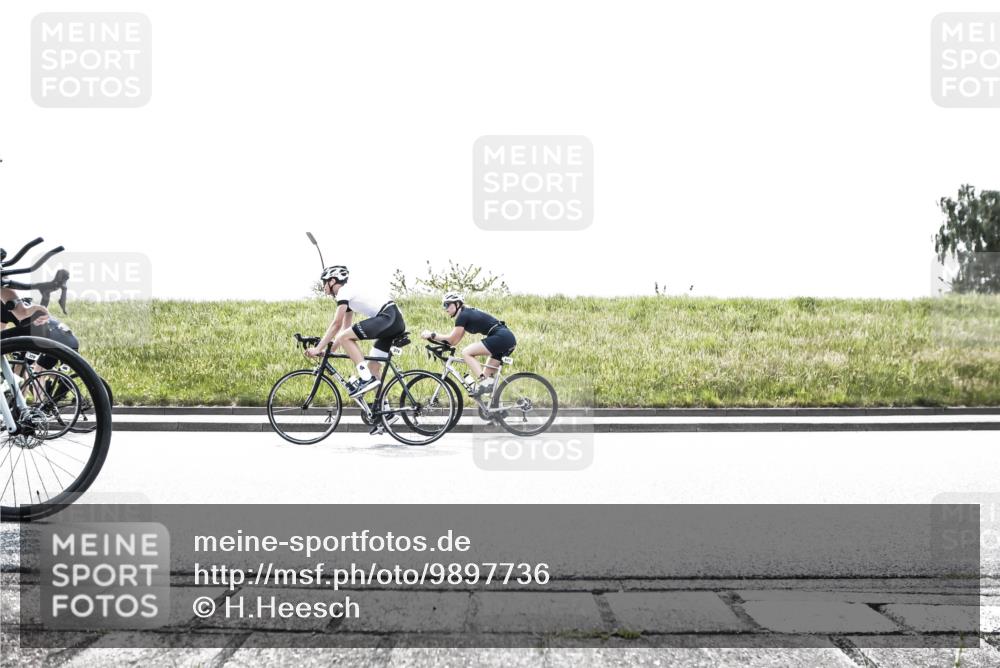 21.06.2026 - 29. Vierlanden-Triathlon H.Heesch http://msf.ph/oto/9897736 21.06.2026 10:57:07 Radfahren 58, 145, 236, 255, 328, 368, 374, 391, 488, 514, 517, 585 meine-sportfotos.de