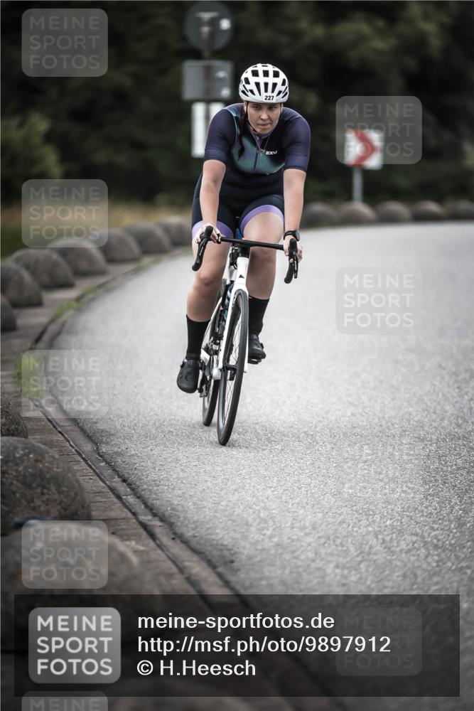 21.06.2026 - 29. Vierlanden-Triathlon H.Heesch http://msf.ph/oto/9897912 21.06.2026 10:03:29 Radfahren 227 meine-sportfotos.de
