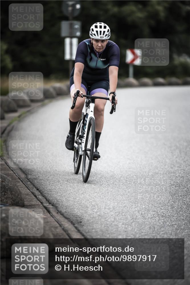 21.06.2026 - 29. Vierlanden-Triathlon H.Heesch http://msf.ph/oto/9897917 21.06.2026 10:03:30 Radfahren 227 meine-sportfotos.de