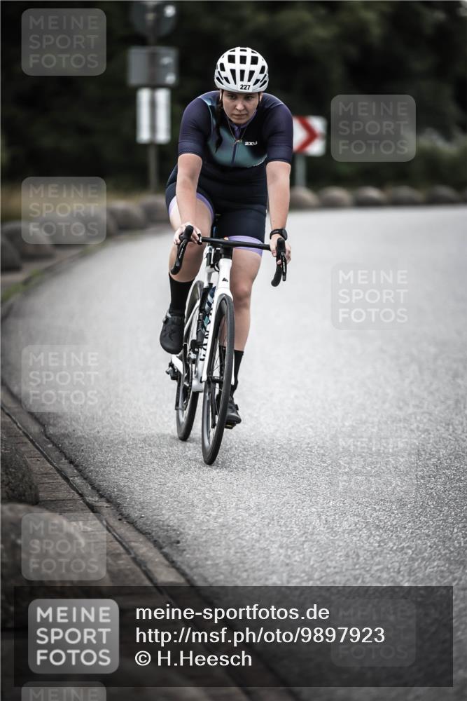 21.06.2026 - 29. Vierlanden-Triathlon H.Heesch http://msf.ph/oto/9897923 21.06.2026 10:03:30 Radfahren 227 meine-sportfotos.de