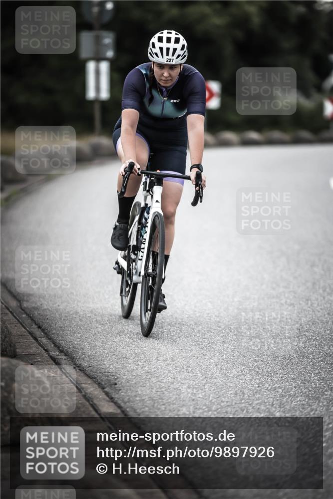 21.06.2026 - 29. Vierlanden-Triathlon H.Heesch http://msf.ph/oto/9897926 21.06.2026 10:03:30 Radfahren 227 meine-sportfotos.de
