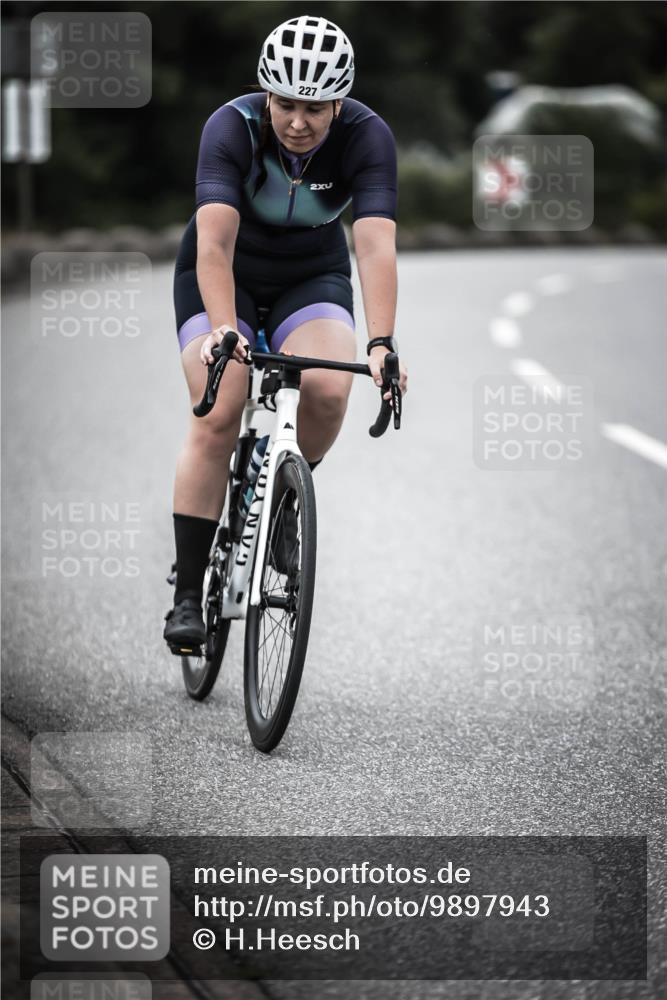 21.06.2026 - 29. Vierlanden-Triathlon H.Heesch http://msf.ph/oto/9897943 21.06.2026 10:03:30 Radfahren 227 meine-sportfotos.de