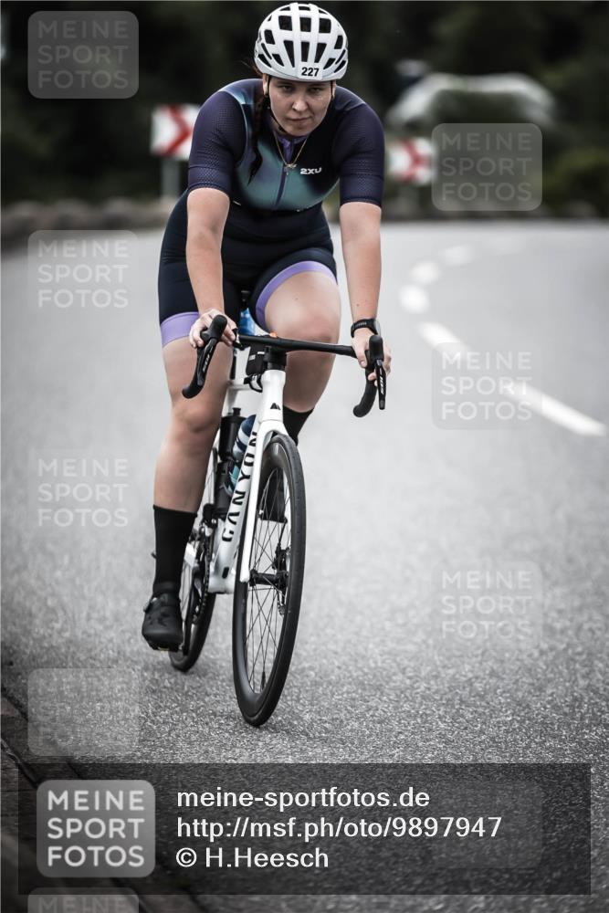 21.06.2026 - 29. Vierlanden-Triathlon H.Heesch http://msf.ph/oto/9897947 21.06.2026 10:03:30 Radfahren 227 meine-sportfotos.de