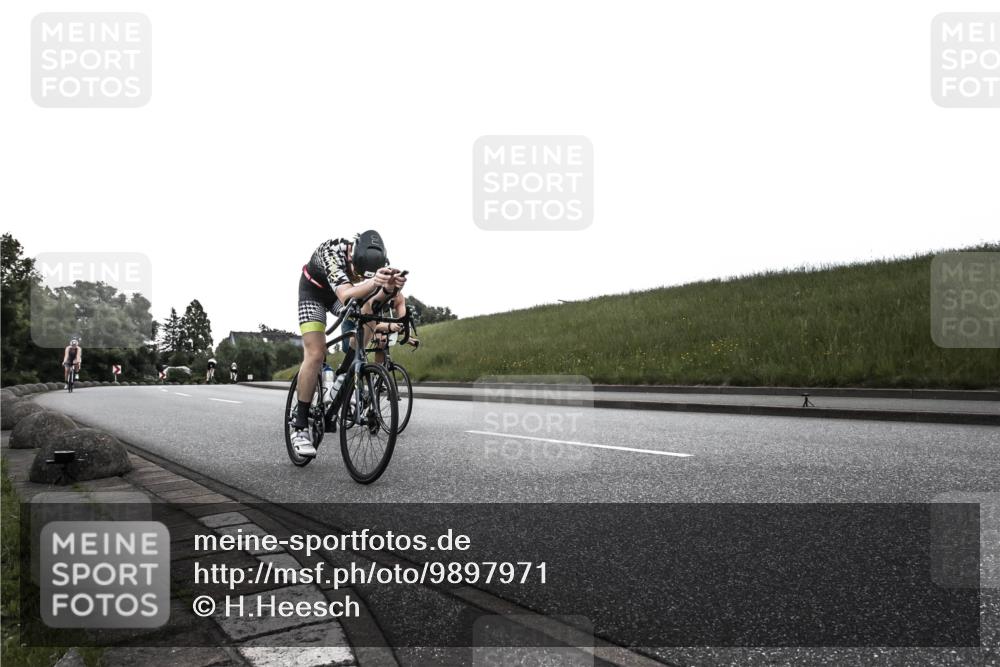 21.06.2026 - 29. Vierlanden-Triathlon H.Heesch http://msf.ph/oto/9897971 21.06.2026 09:34:08 Radfahren 39, 44, 70, 296 meine-sportfotos.de