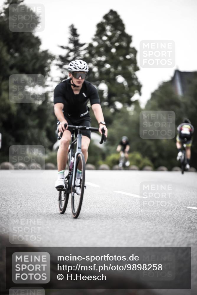 21.06.2026 - 29. Vierlanden-Triathlon H.Heesch http://msf.ph/oto/9898258 21.06.2026 10:04:39 Radfahren 47, 235, 307, 389 meine-sportfotos.de