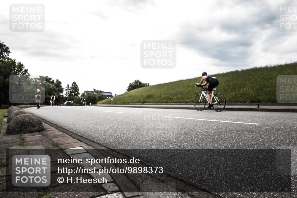 21.06.2026 - 29. Vierlanden-Triathlon H.Heesch http://msf.ph/oto/9898373 21.06.2026 10:01:03 Radfahren 29, 40, 61, 228, 390 meine-sportfotos.de
