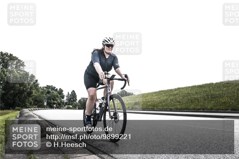 21.06.2026 - 29. Vierlanden-Triathlon H.Heesch http://msf.ph/oto/9899221 21.06.2026 10:54:06 Radfahren 100, 230, 245, 540 meine-sportfotos.de