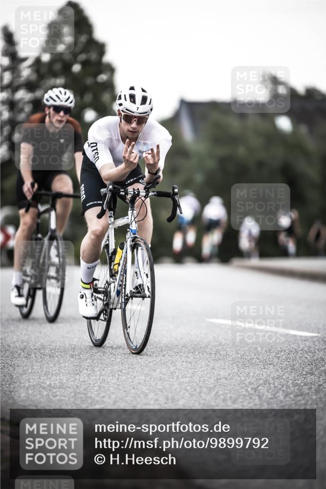 21.06.2026 - 29. Vierlanden-Triathlon H.Heesch http://msf.ph/oto/9899792 21.06.2026 10:08:03 Radfahren 7, 80, 305, 334, 371 meine-sportfotos.de