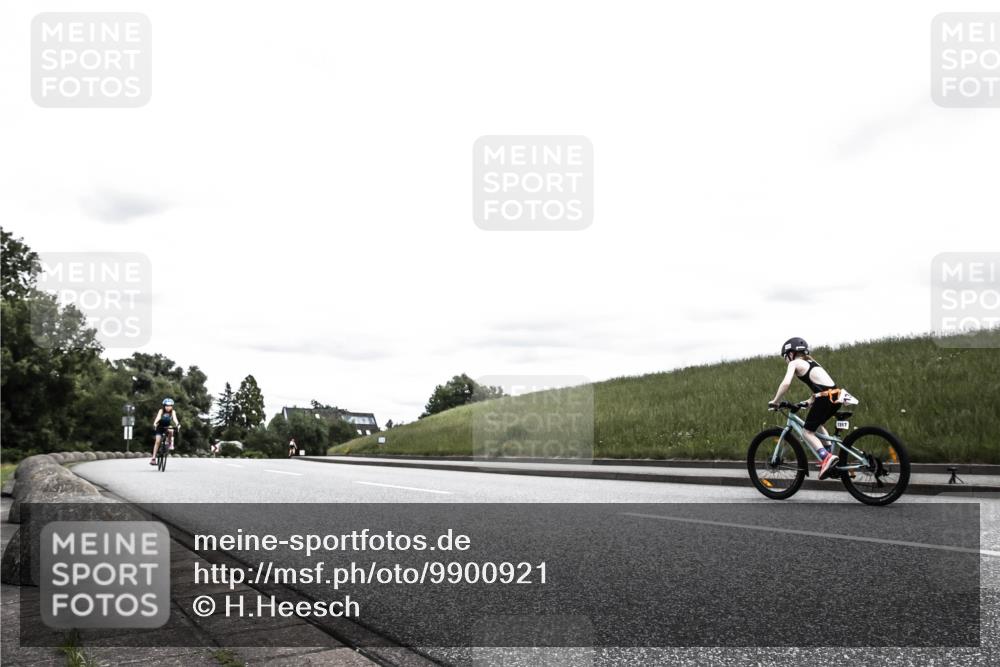 21.06.2026 - 29. Vierlanden-Triathlon H.Heesch http://msf.ph/oto/9900921 21.06.2026 14:58:46 Radfahren 1320, 1321 meine-sportfotos.de