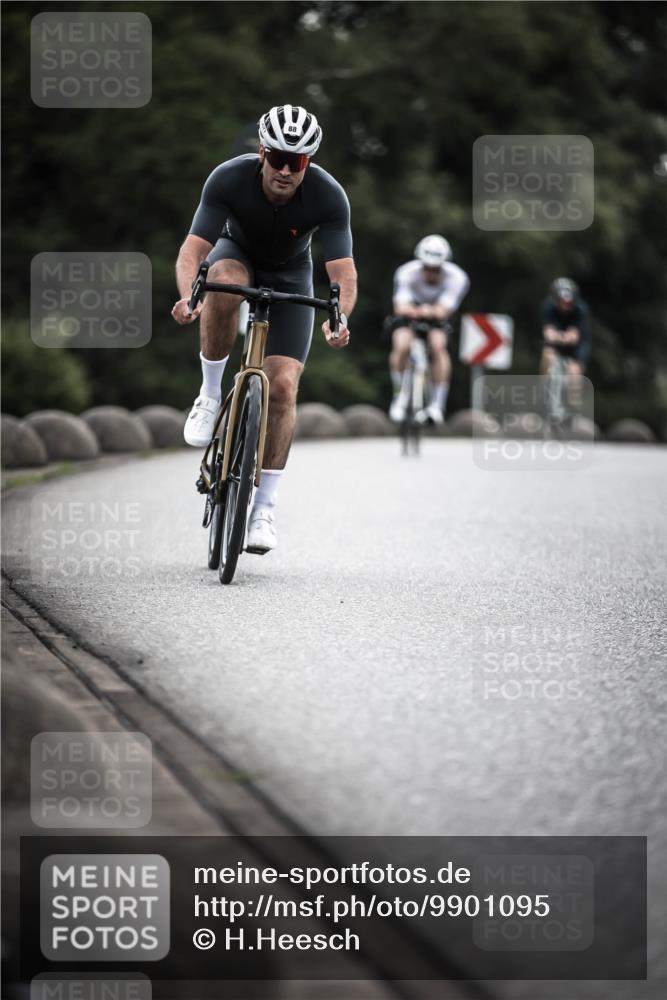 21.06.2026 - 29. Vierlanden-Triathlon H.Heesch http://msf.ph/oto/9901095 21.06.2026 09:29:55 Radfahren 7, 38, 67, 82, 88, 100, 109 meine-sportfotos.de
