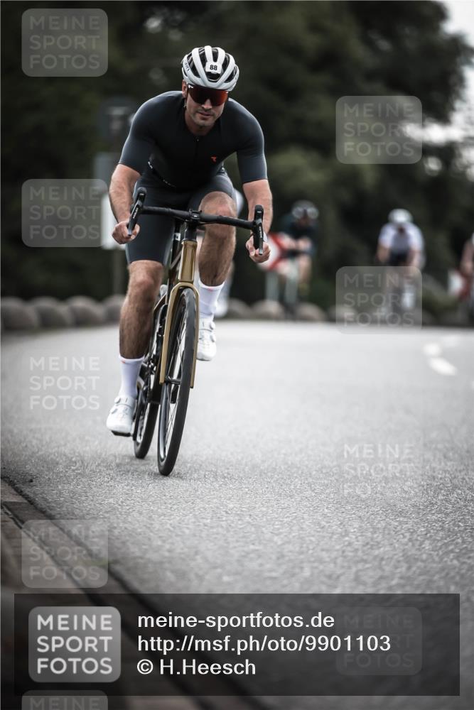 21.06.2026 - 29. Vierlanden-Triathlon H.Heesch http://msf.ph/oto/9901103 21.06.2026 09:29:55 Radfahren 7, 38, 67, 82, 88, 100, 109 meine-sportfotos.de