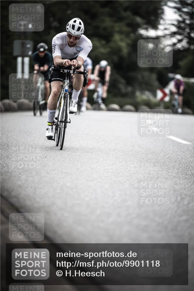 21.06.2026 - 29. Vierlanden-Triathlon H.Heesch http://msf.ph/oto/9901118 21.06.2026 09:29:57 Radfahren 7, 38, 59, 67, 82, 88, 100, 109, 163, 276 meine-sportfotos.de
