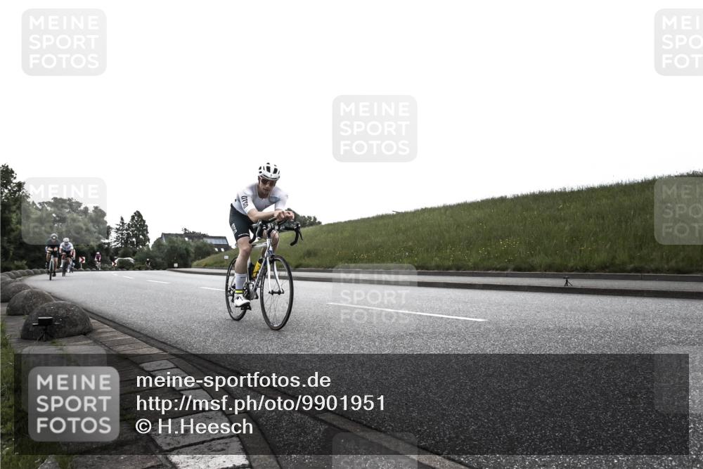 21.06.2026 - 29. Vierlanden-Triathlon H.Heesch http://msf.ph/oto/9901951 21.06.2026 09:29:59 Radfahren 7, 38, 67, 82, 88, 100, 109 meine-sportfotos.de