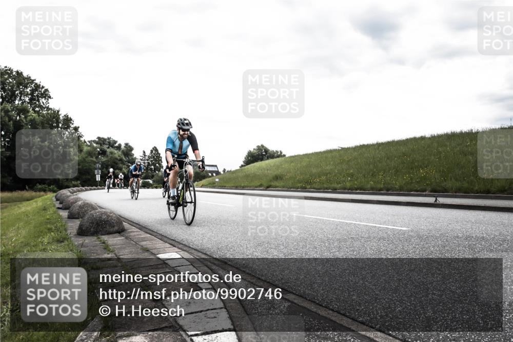 21.06.2026 - 29. Vierlanden-Triathlon H.Heesch http://msf.ph/oto/9902746 21.06.2026 09:53:30 Radfahren 51, 74, 79, 183, 219, 268, 302 meine-sportfotos.de