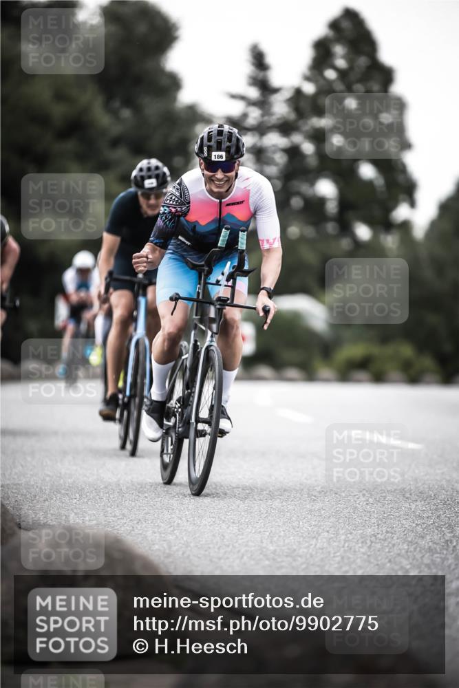 21.06.2026 - 29. Vierlanden-Triathlon H.Heesch http://msf.ph/oto/9902775 21.06.2026 10:02:24 Radfahren 4, 72, 118, 119, 141, 186, 339 meine-sportfotos.de