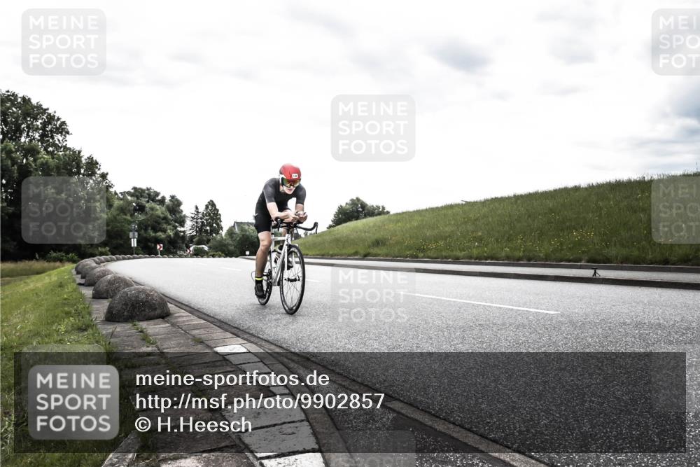 21.06.2026 - 29. Vierlanden-Triathlon H.Heesch http://msf.ph/oto/9902857 21.06.2026 09:55:03 Radfahren 128, 148 meine-sportfotos.de
