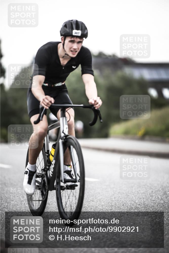 21.06.2026 - 29. Vierlanden-Triathlon H.Heesch http://msf.ph/oto/9902921 21.06.2026 10:04:46 Radfahren 86, 307, 329, 365 meine-sportfotos.de