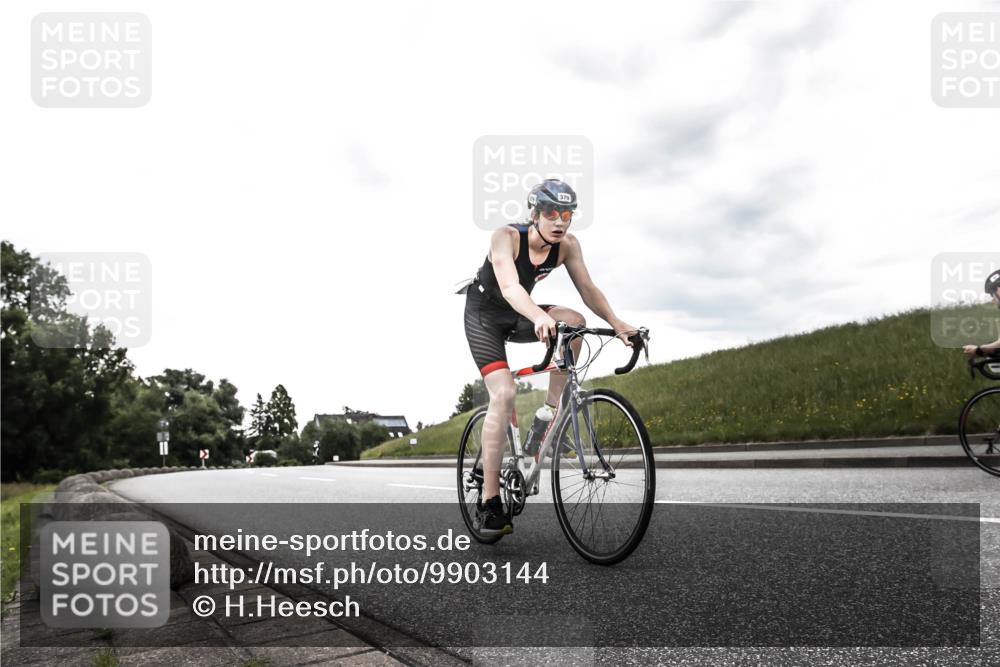 21.06.2026 - 29. Vierlanden-Triathlon H.Heesch http://msf.ph/oto/9903144 21.06.2026 10:04:24 Radfahren 75, 350, 379 meine-sportfotos.de