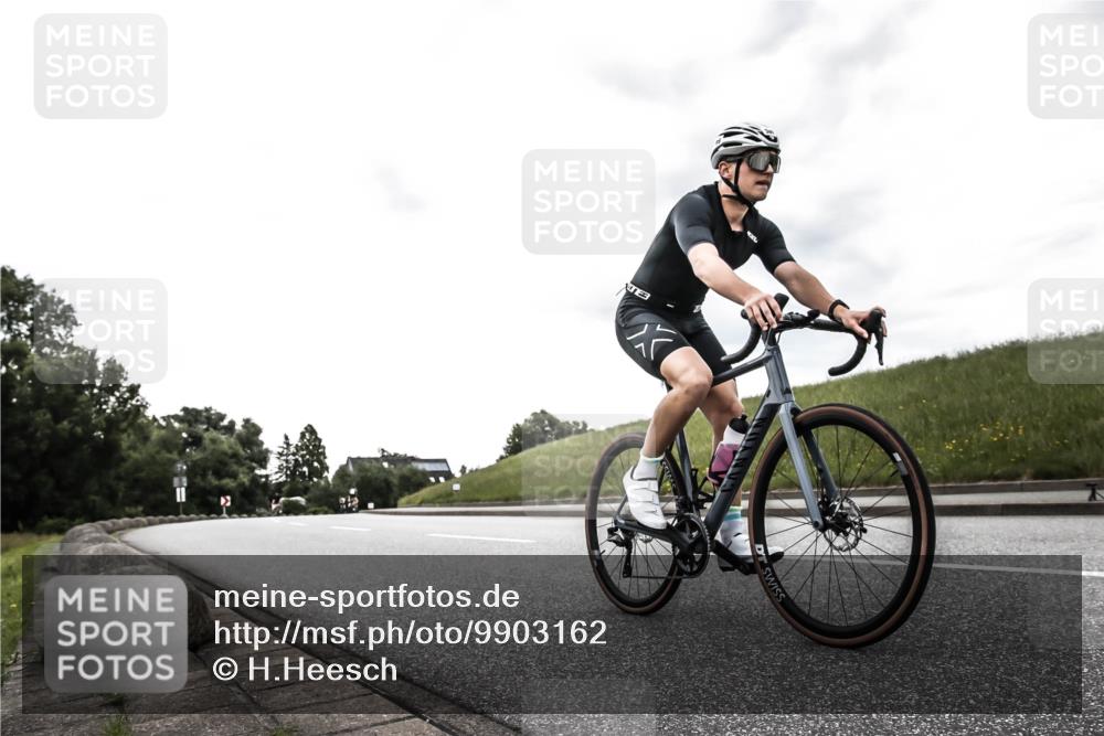 21.06.2026 - 29. Vierlanden-Triathlon H.Heesch http://msf.ph/oto/9903162 21.06.2026 10:04:40 Radfahren 235, 389 meine-sportfotos.de