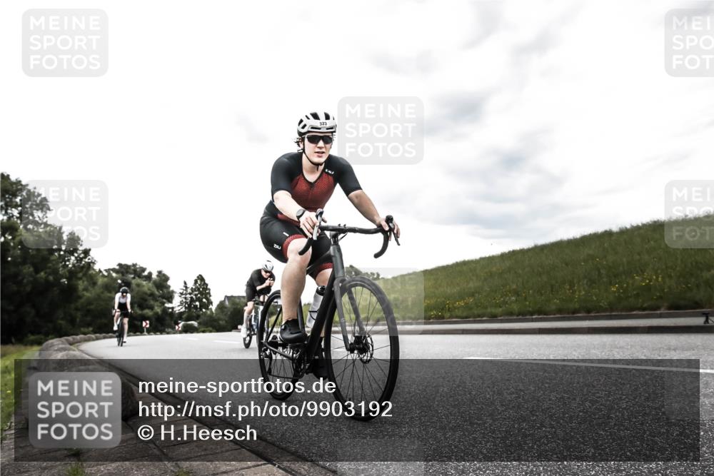 21.06.2026 - 29. Vierlanden-Triathlon H.Heesch http://msf.ph/oto/9903192 21.06.2026 10:05:09 Radfahren 264, 323, 326 meine-sportfotos.de