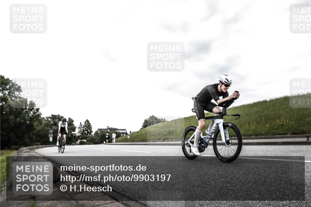 21.06.2026 - 29. Vierlanden-Triathlon H.Heesch http://msf.ph/oto/9903197 21.06.2026 10:05:09 Radfahren 264, 323, 326 meine-sportfotos.de