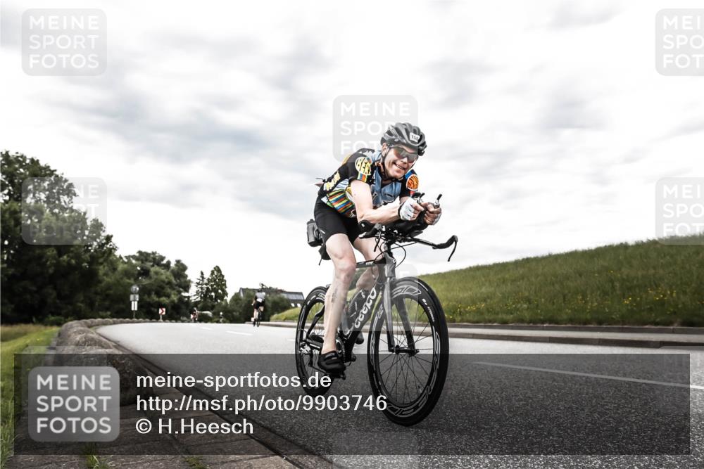 21.06.2026 - 29. Vierlanden-Triathlon H.Heesch http://msf.ph/oto/9903746 21.06.2026 10:15:11 Radfahren 23, 129, 156, 424 meine-sportfotos.de